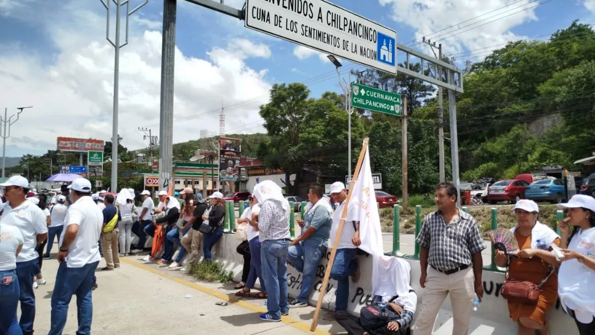 Trabajadores del SNTE bloquean la autopista del Sol en Chilpancingo; ya no quieren promesas, dicen