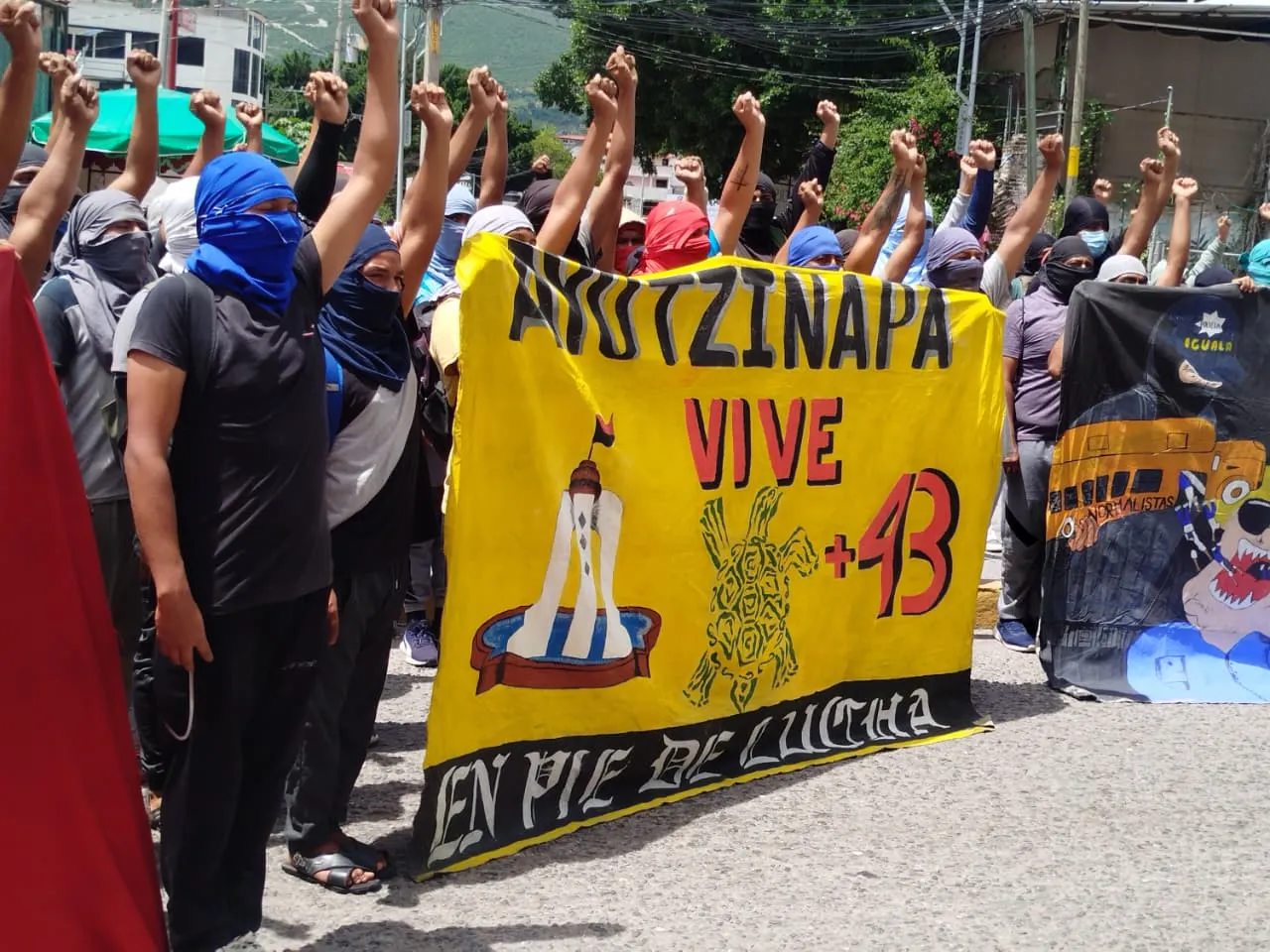 Protestan alumnos de Ayotiznapa en el Congreso de Guerrero