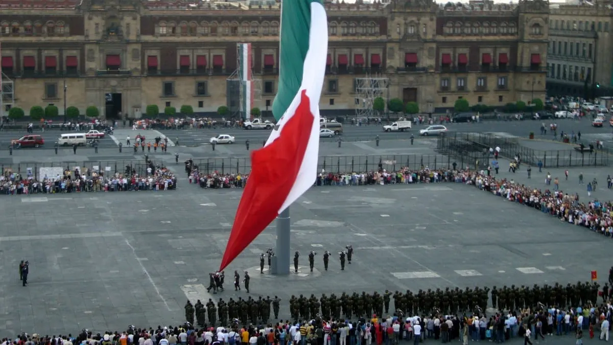 En un hecho histórico, la Bandera de México se izó a toda asta en honor a las mujeres indígenas