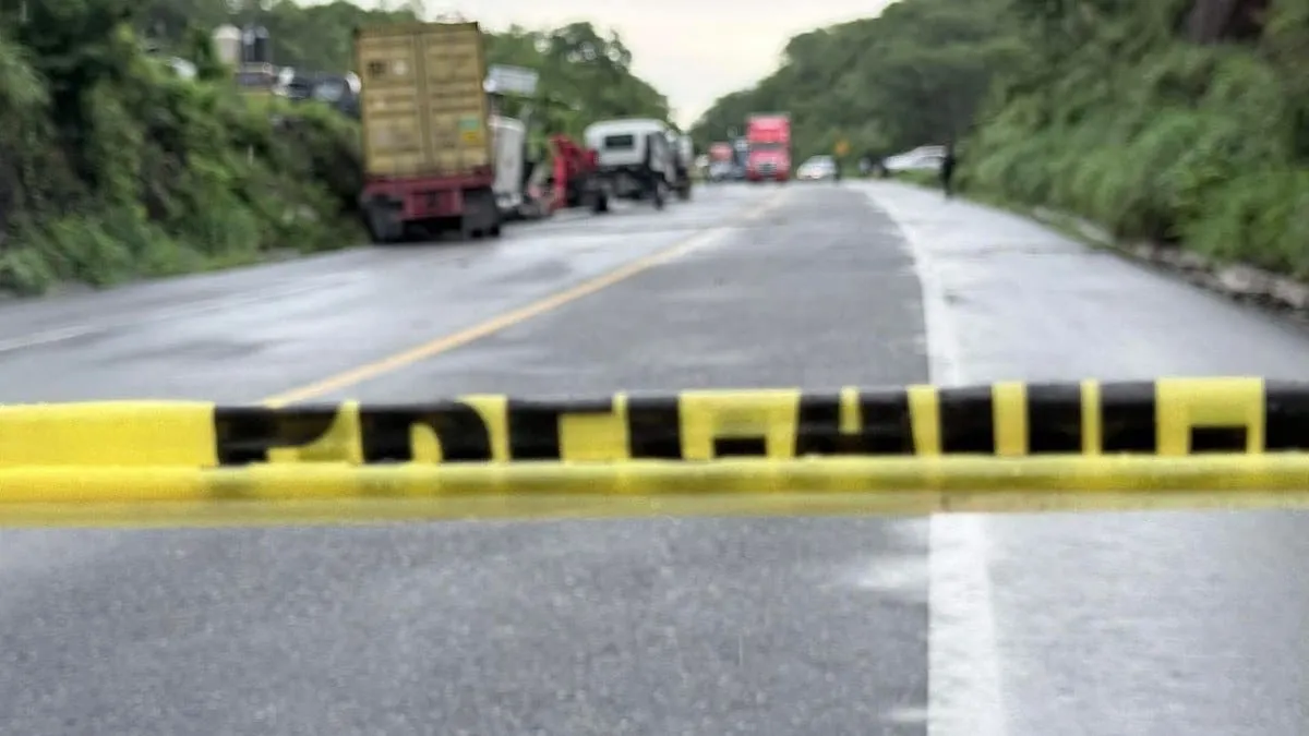 Un muerto tras choque entre tráiler y automóvil en libramiento de Zihuatanejo