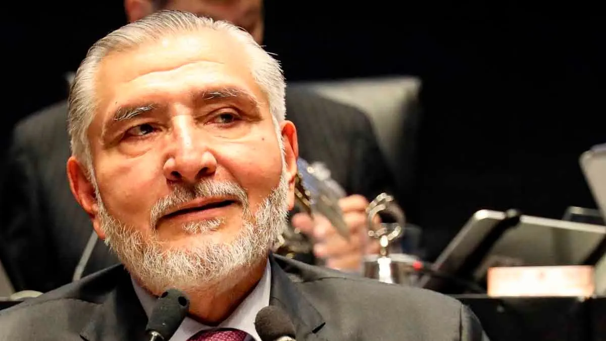 Vinculan a Adán Augusto con empresario que operaba muelle de huachicol en Tampico