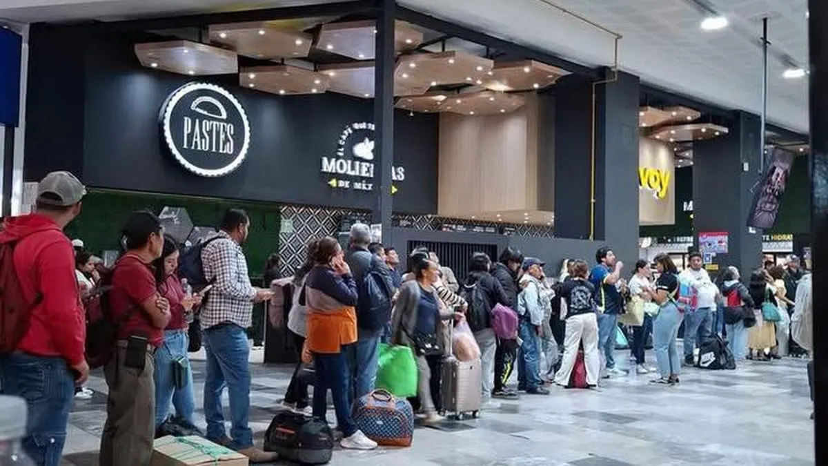 Normalistas de Ayotzinapa paralizan Central del Norte de la CDMX