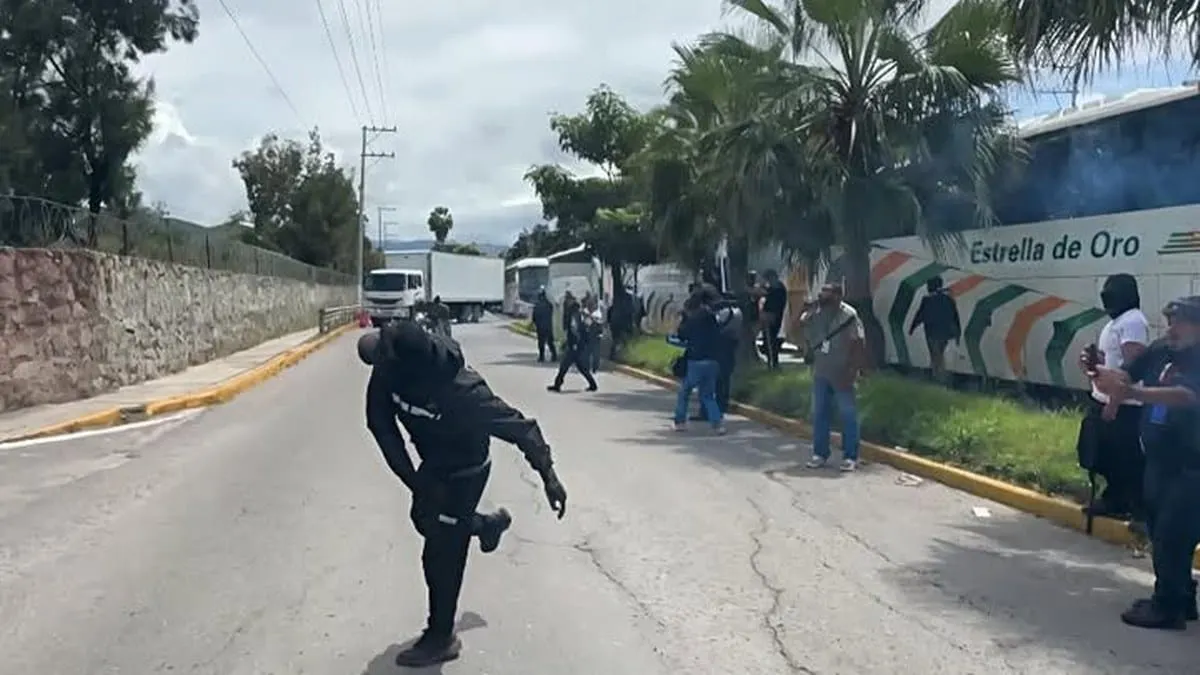 Normalistas de Ayotzinapa atacan con bombas molotov la 35 Zona Militar en Chilpancingo