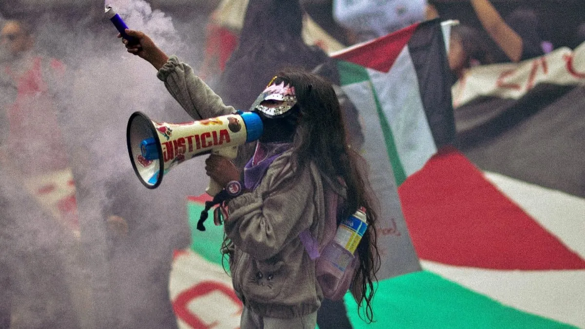 Marcha por 57 aniversario de Tlatelolco moviliza a miles en CDMX