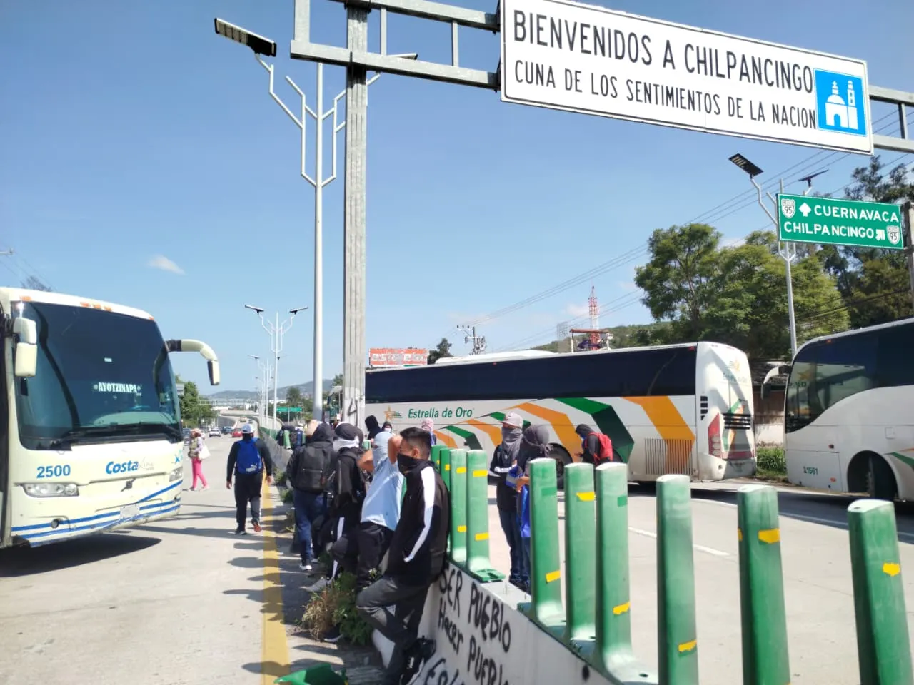 Ayotzinapa bloquea la Autopista del Sol para exigir plazas docentes