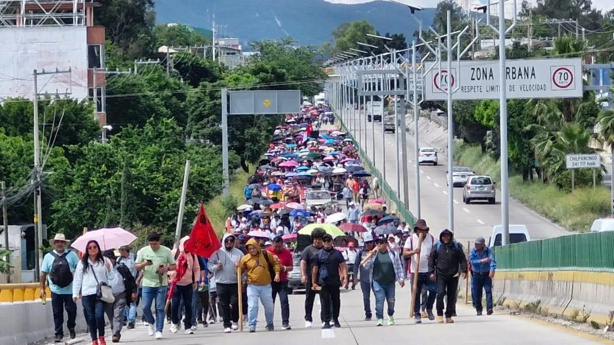 CETEG bloquea la Autopista del Sol y exige a Sheinbaum derogar Ley del ISSSTE