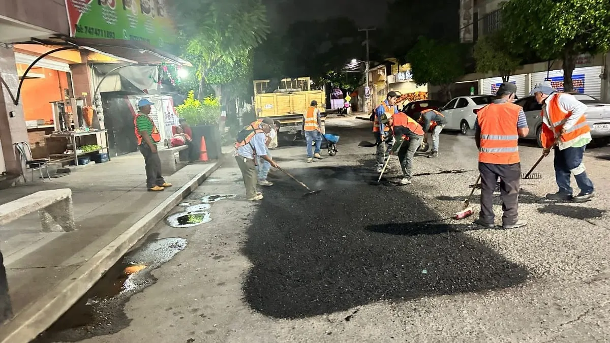 Refuerza Gustavo Alarcón programa nocturno de bacheo en el centro de Chilpancingo