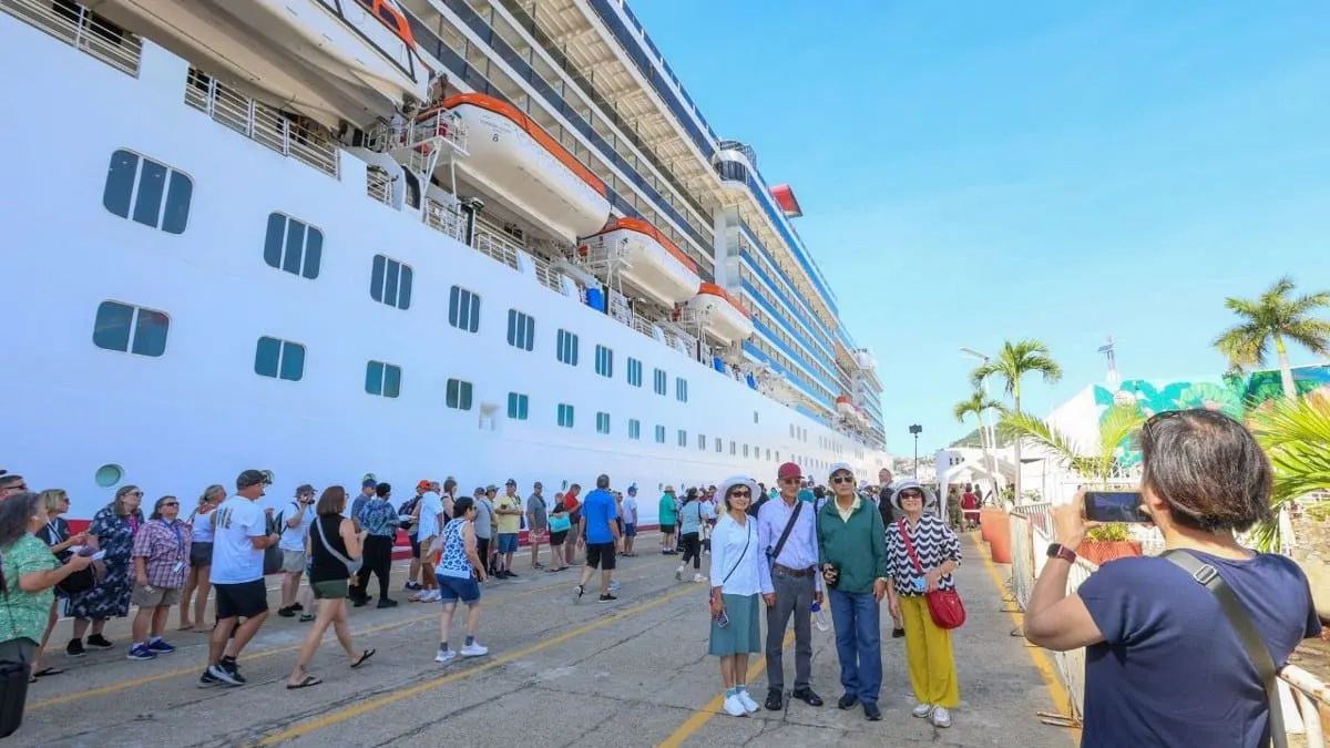 Después de 15 años, regresa el crucero Carnival a Acapulco con más de 2 mil pasajeros