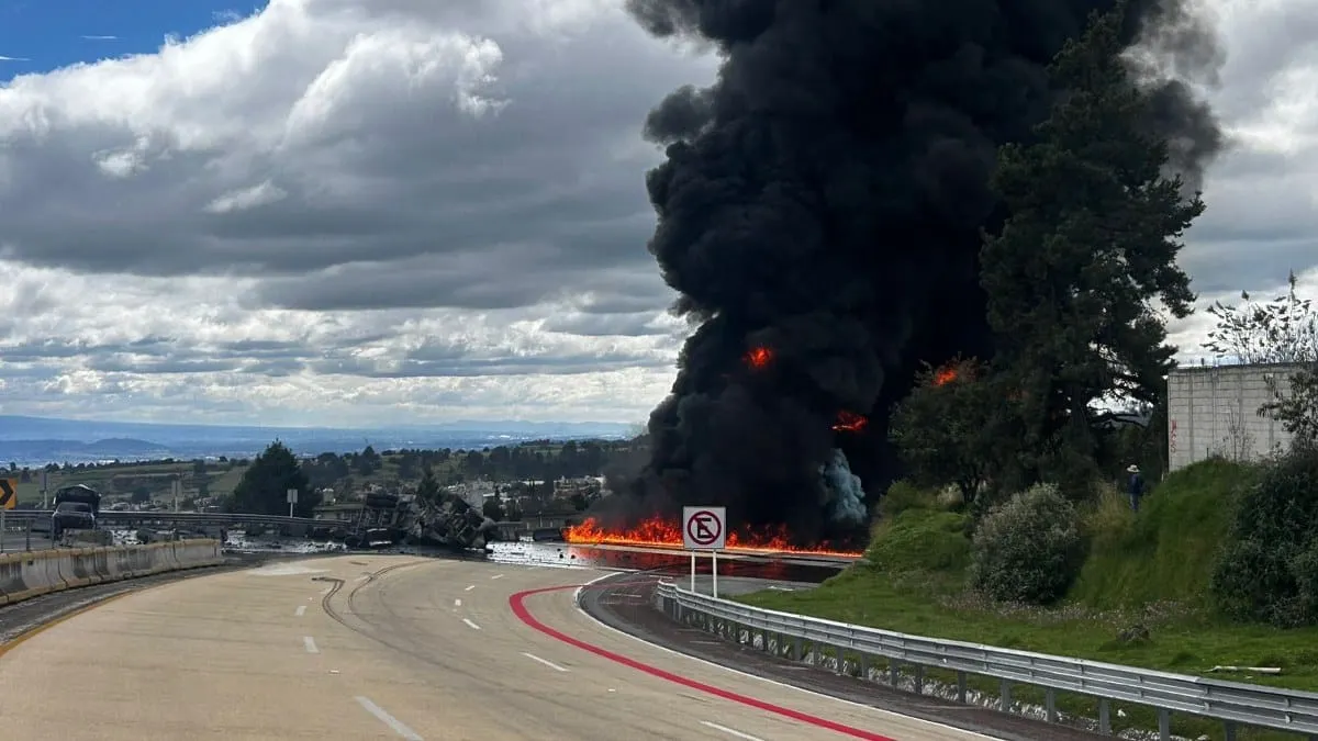 Tlahuapan: se incendia pipa tras choque en la autopista México-Puebla