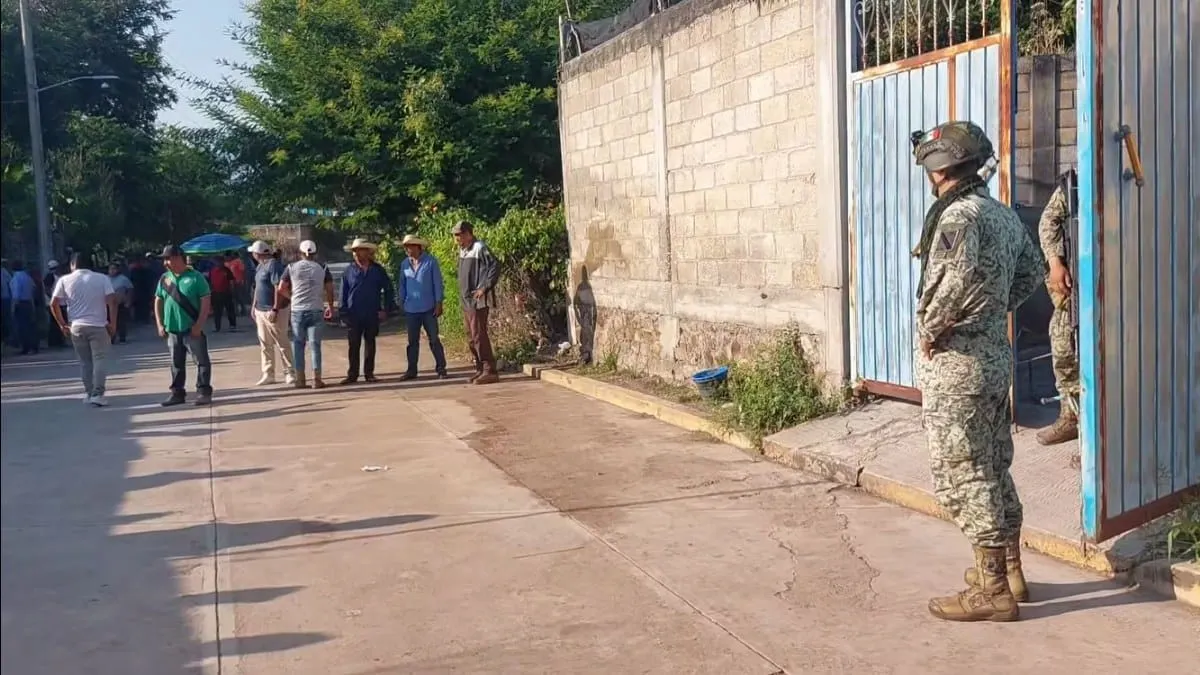 Con palos y piedras, la población de San Miguel Totolapan desafía al Ejército tras agredir a un menor