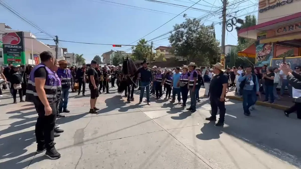 Uruapan despide entre reclamos y aplusos a Carlos Manzo, alcalde asesinado