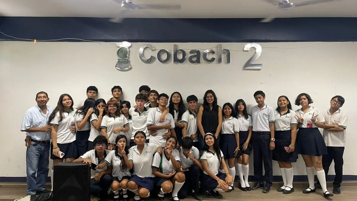 Edarty Ramírez comparte su trabajo literario con estudiantes de Acapulco