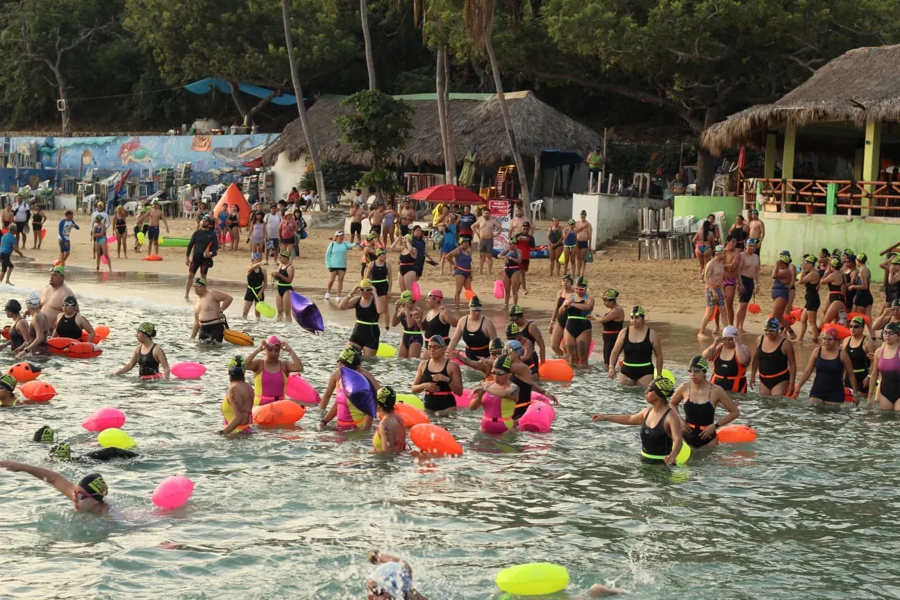 Compiten nadadores de todo el mundo en el 66 Maratón Internacional de Aguas Abiertas