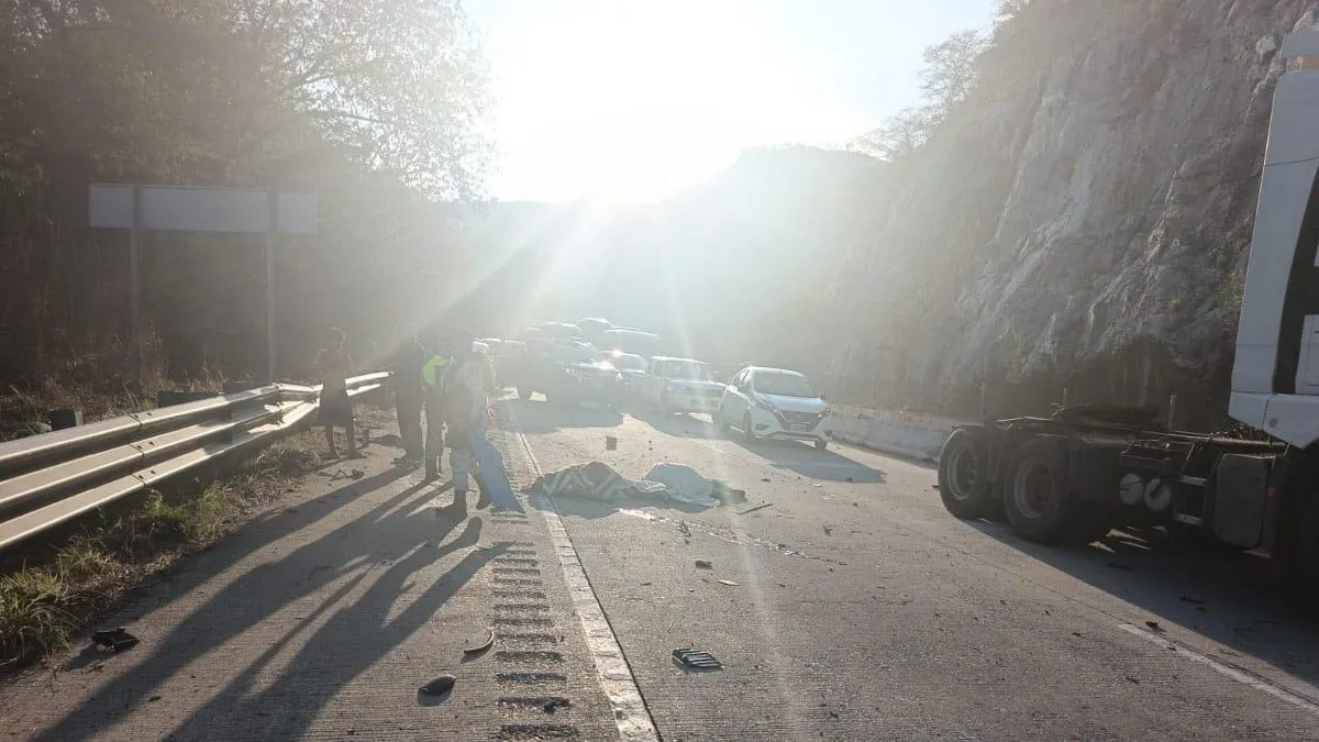 Mueren dos por accidente en la autopista del Sol; hay tres lesionados