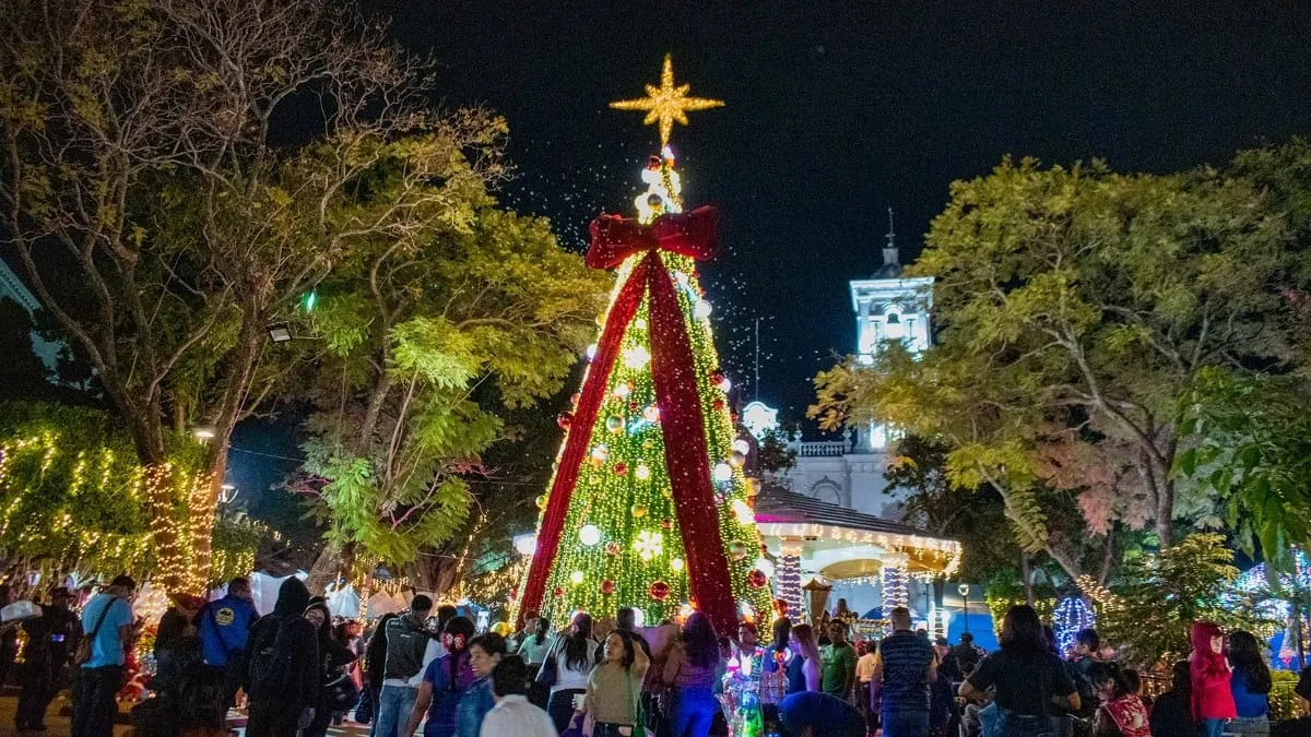 Familias llenan el zócalo en el inicio oficial de la Navidad en Chilpancingo
