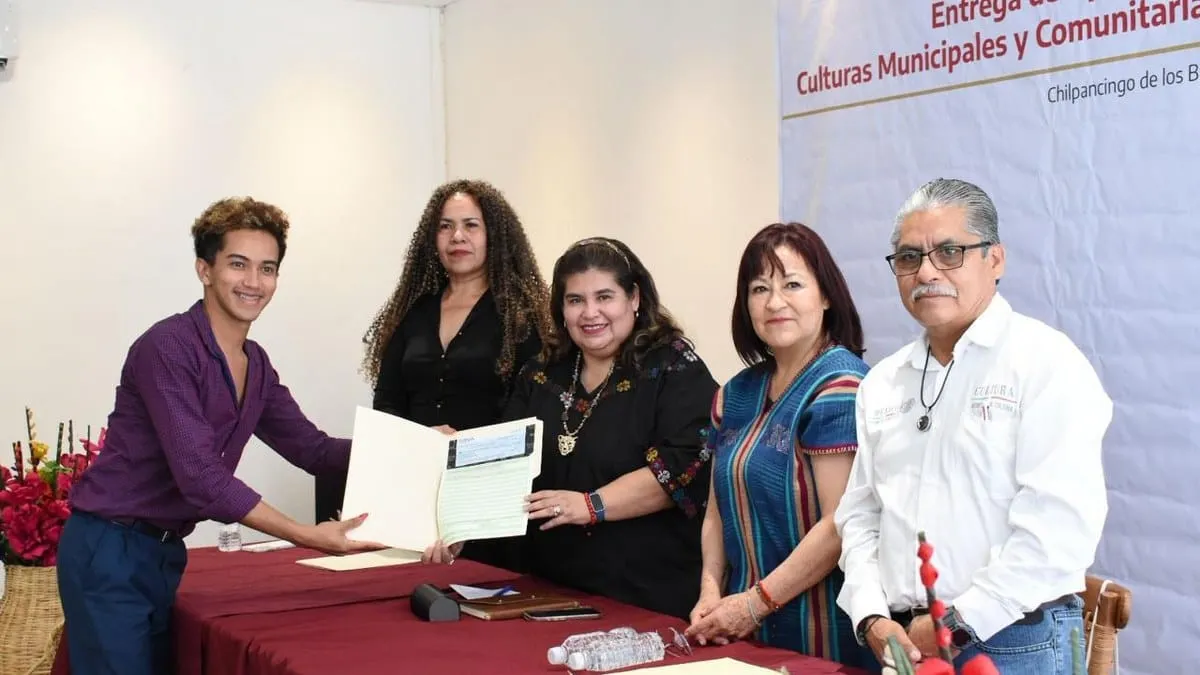 Gobierno de Guerrero entrega apoyos a 35 proyectos culturales comunitarios