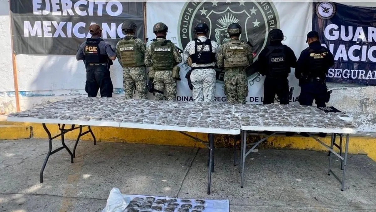 Aseguran más de 600 dosis de droga en carretera de Coyuca de Benítez