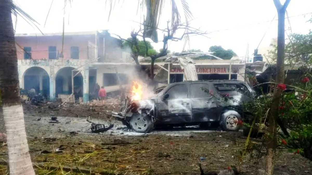 Explosión de vehículo con explosivos deja un muerto y 10 heridos en Coahuayana, Michoacán