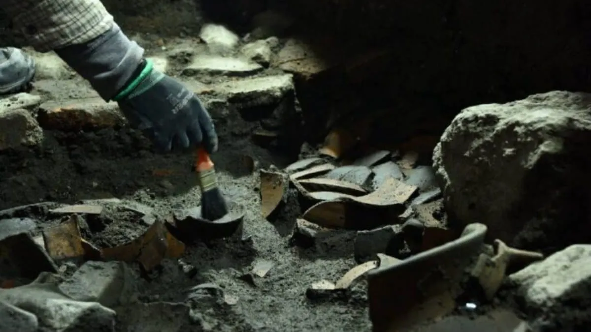 Hallan vivienda tlatelolca con tres entierros en el corazón de la CDMX