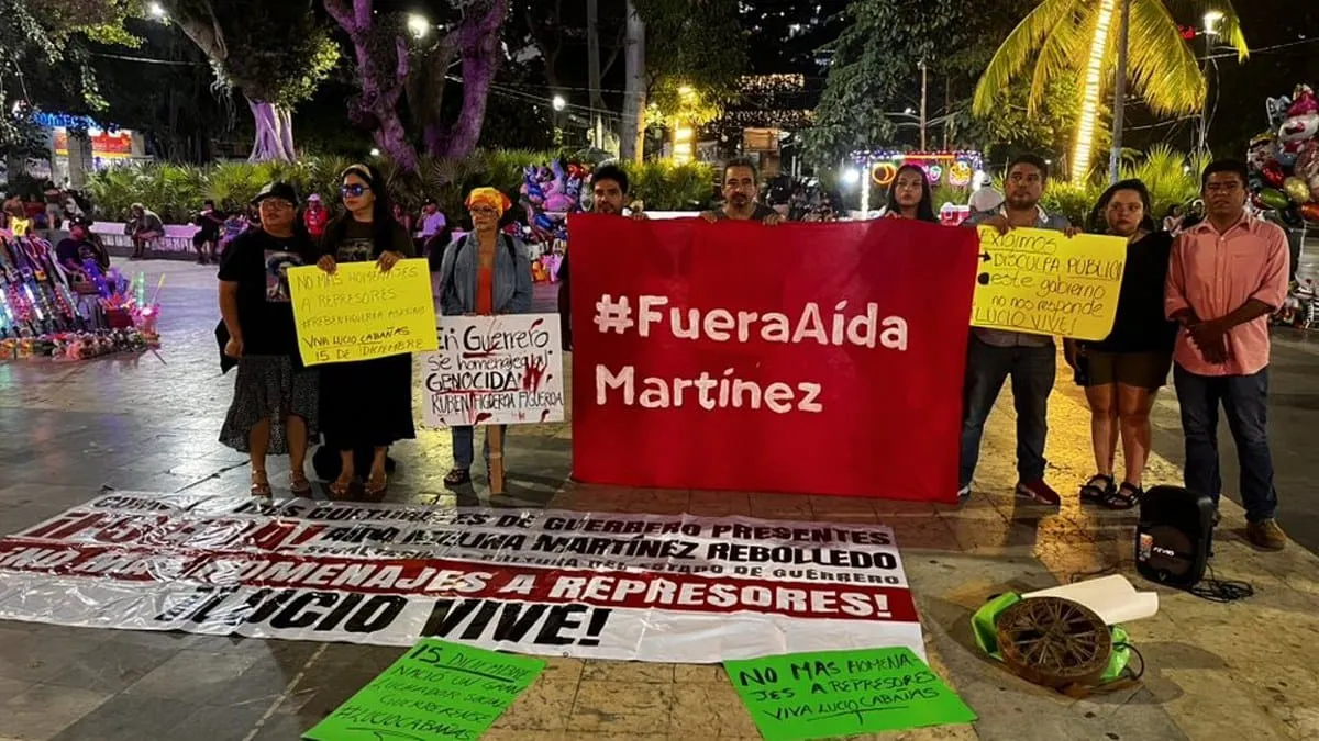 Activistas protestan en el Zócalo de Acapulco por homenaje a Rubén Figueroa
