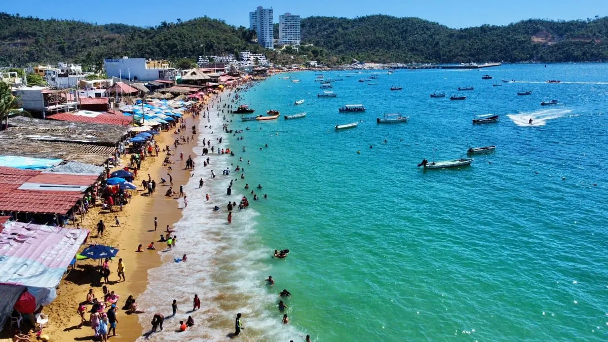 Playas llenas y alta ocupación marcan inicio de las vacaciones de invierno en Guerrero