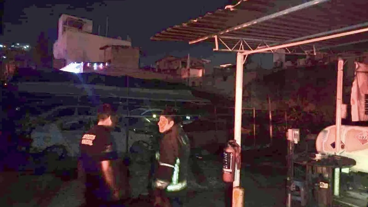 Incendio en taller de Chilpancingo deja 12 vehículos calcinados