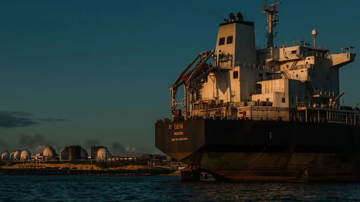 Pese a amenazas de Trump, buques petroleros salen de Venezuela con escolta naval