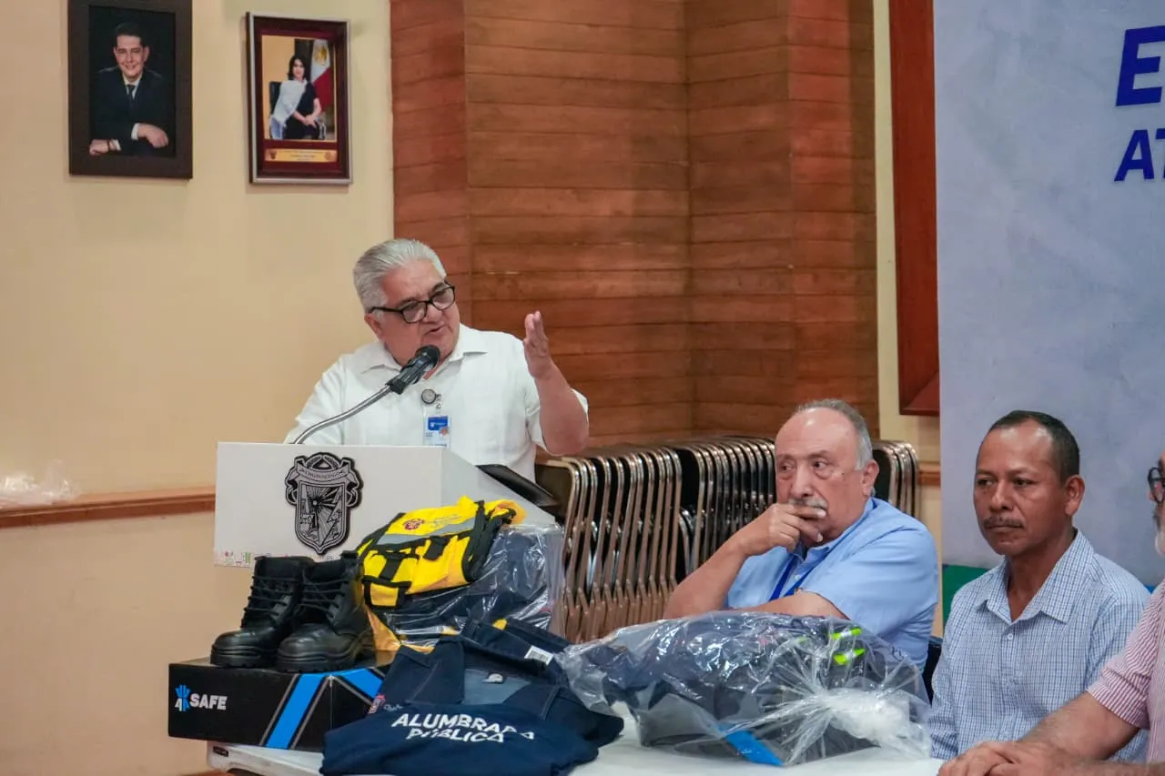 Ayuntamiento de Chilpancingo entrega uniformes a personal operativo