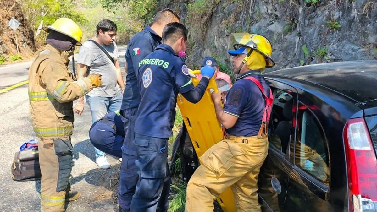 Choque en la México–Acapulco deja tres heridos cerca de Tierra Colorada