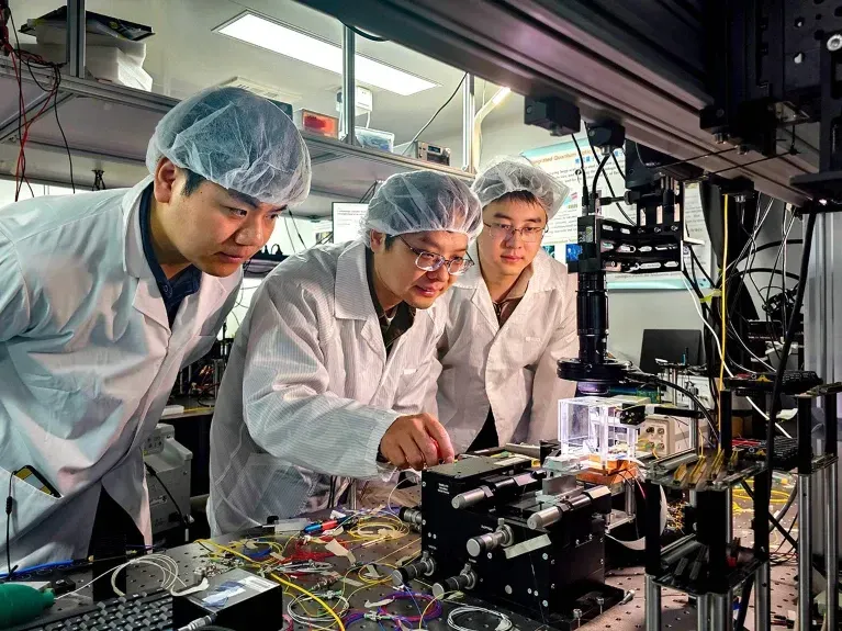 China lidera carrera por 'chips de luz' para inteligencia artificial