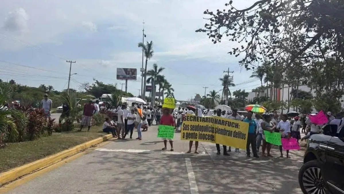 Bloquean nueve horas en Diamante de Acapulco por arresto de dos durante cateo
