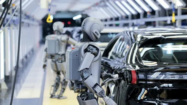 China busca implementar robots humanoides en fábricas