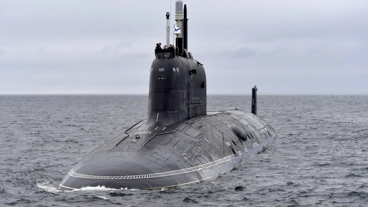Submarino ruso escolta a buque petrolero sancionado por EU y tensiona el Atlántico