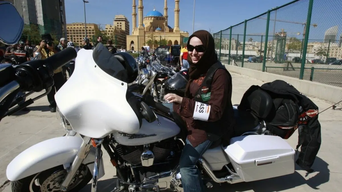 Mujeres podrán conducir motos por primera vez en Irán; les autorizan sacar licencias