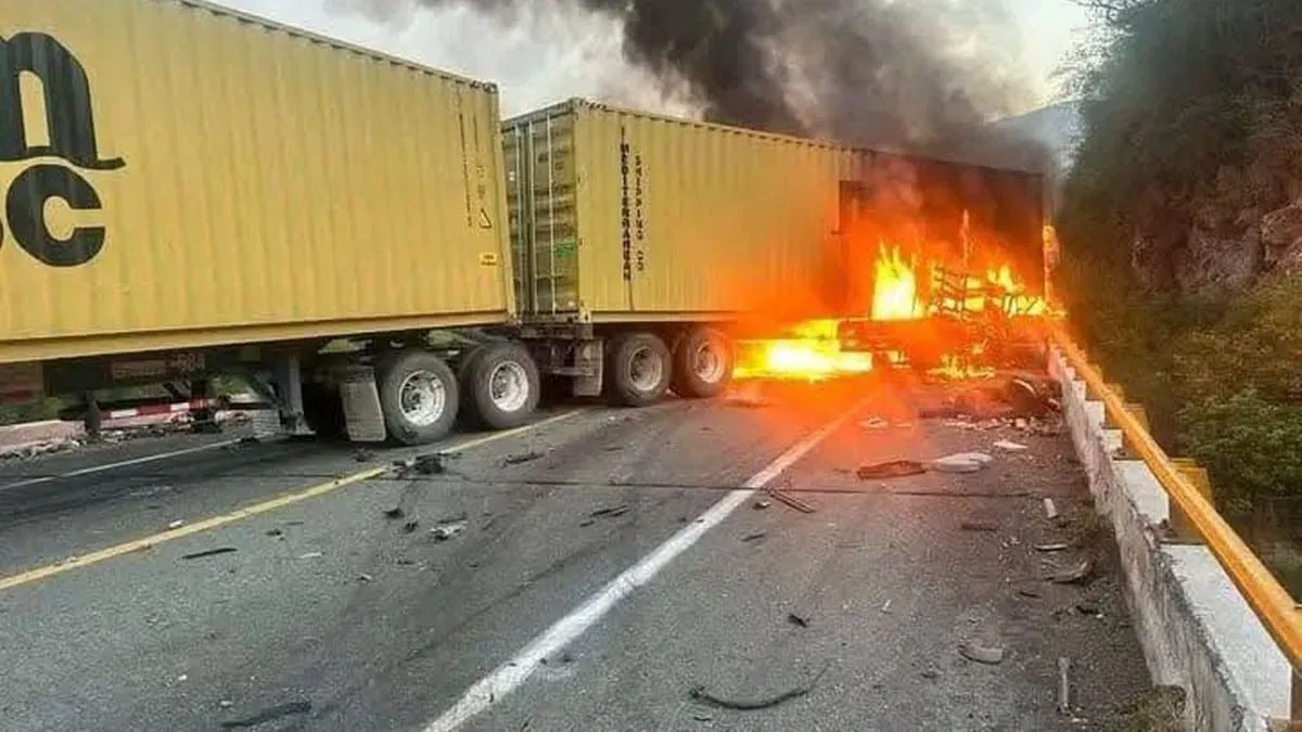 Choque e incendio en la Siglo XXI deja tres muertos en La Unión, Guerrero