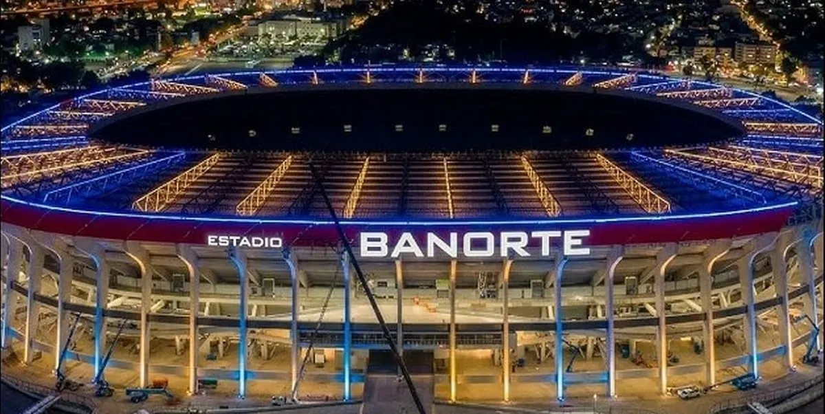 Butacas nuevas en tonos rojo y gris sustituyen a las viejas gradas.