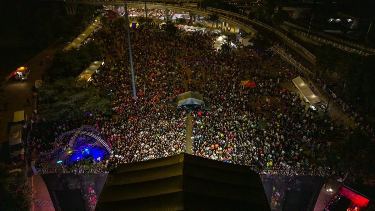 Más de 17 mil personas se calzaron los tenis para participar en la Flash Night Run.