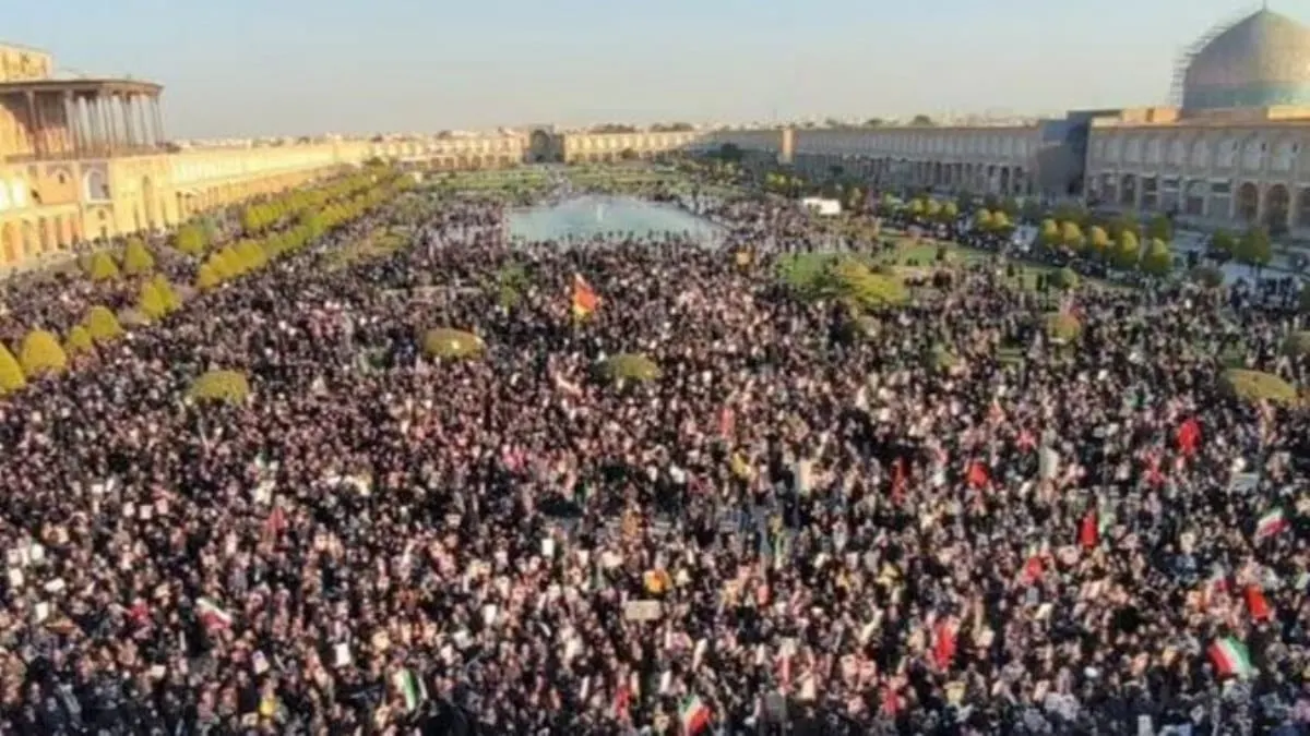 Miles de personas se congregaron portando retratos del dirigente y banderas nacionales.