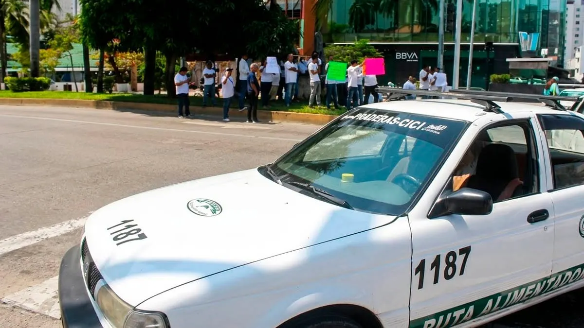 Tras ataques y bloqueo, prometen vigilancia en rutas de taxis de Acapulco