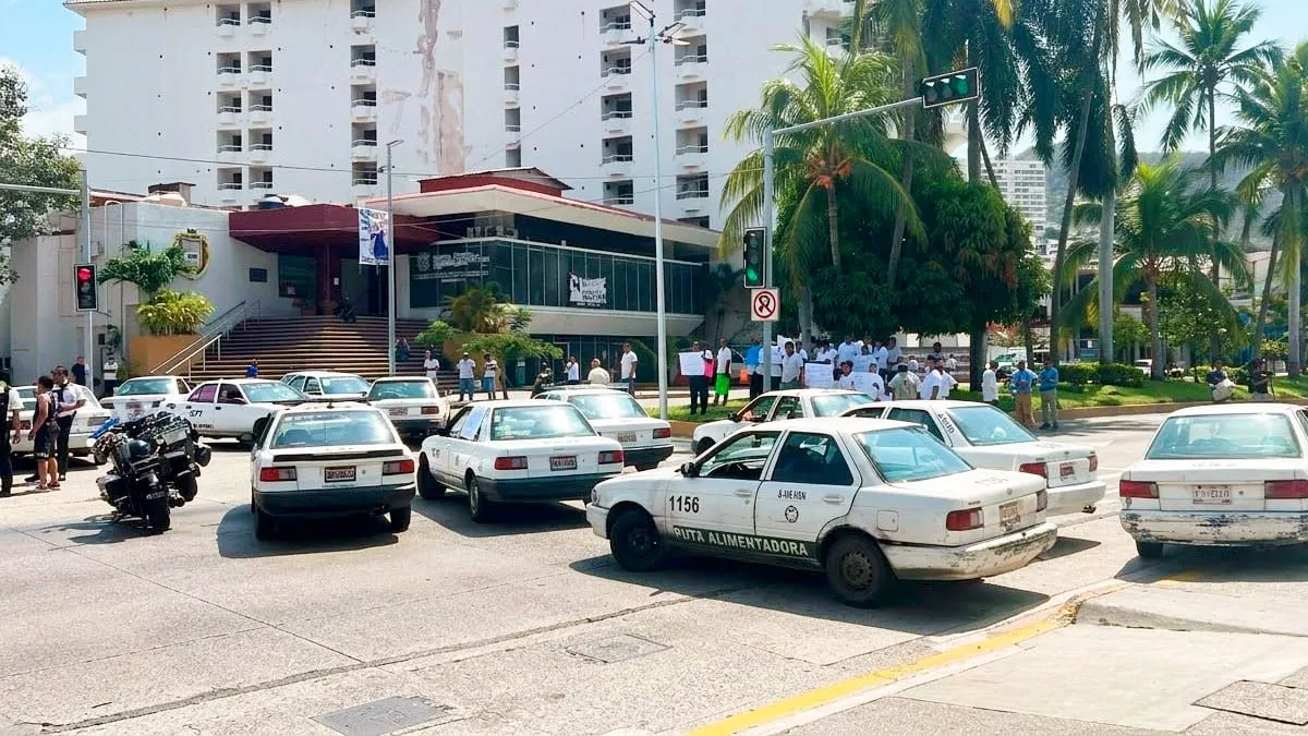 Taxistas cierran la Costera para exigir justicia por tres asesinados en Acapulco