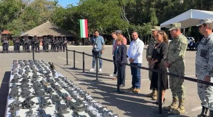 SEDENA elimina armas aseguradas, en plaza cívica de Chilpancingo