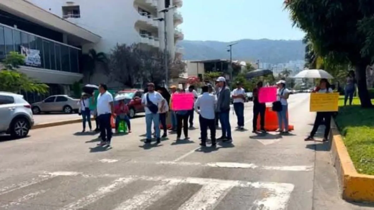 Maestros y administrativos bloquean Costera en Acapulco por adeudos de meses
