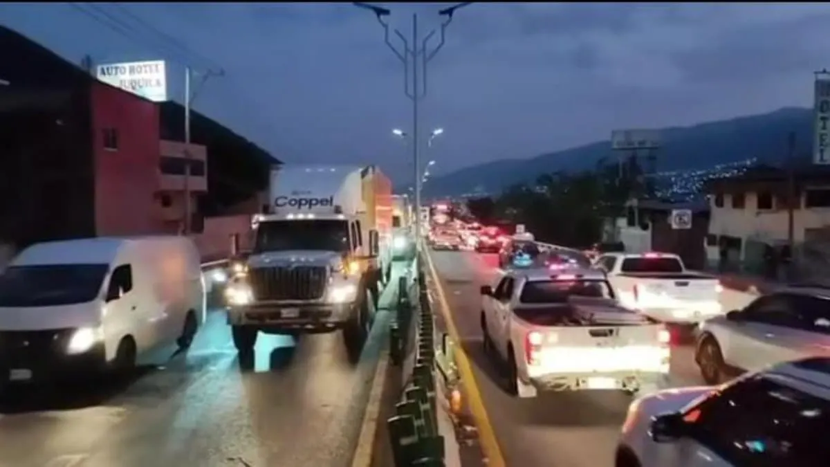 Bloqueo serrano termina de noche: liberan tránsito tras casi todo el día cerrado en Chilpancingo