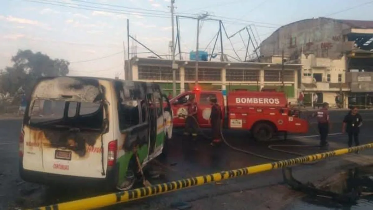 Incendian una Urvan en la Jardín de Acapulco; muere calcinado el chofer