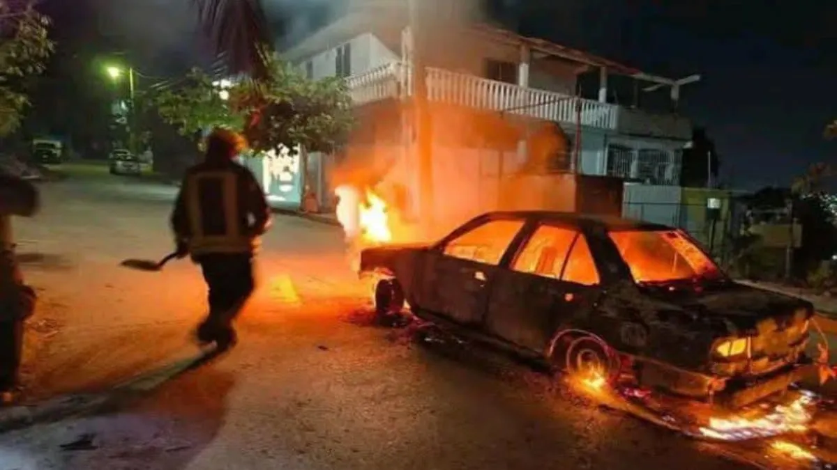 Queman taxi de ruta alimentadora en Balcones de Costa Azul; en Acapulco