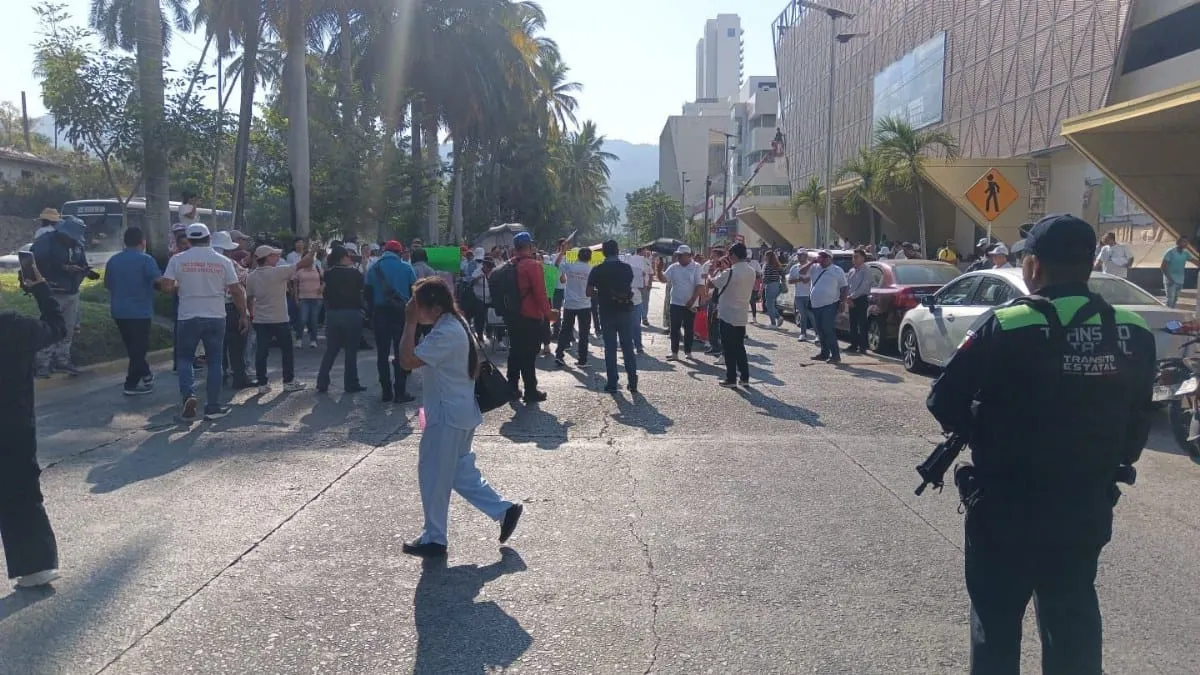 Personal del SNTE bloquea Costera en Acapulco por fallas en hospital de alta especialidad