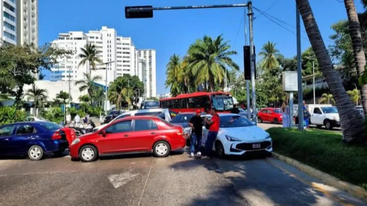 Nueva movilización de la CETEG paraliza parcialmente la Costera en Acapulco