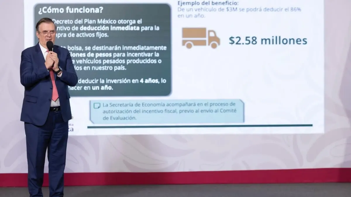 Ebrard anuncia plan para acelerar modernización del autotransporte pesado en México