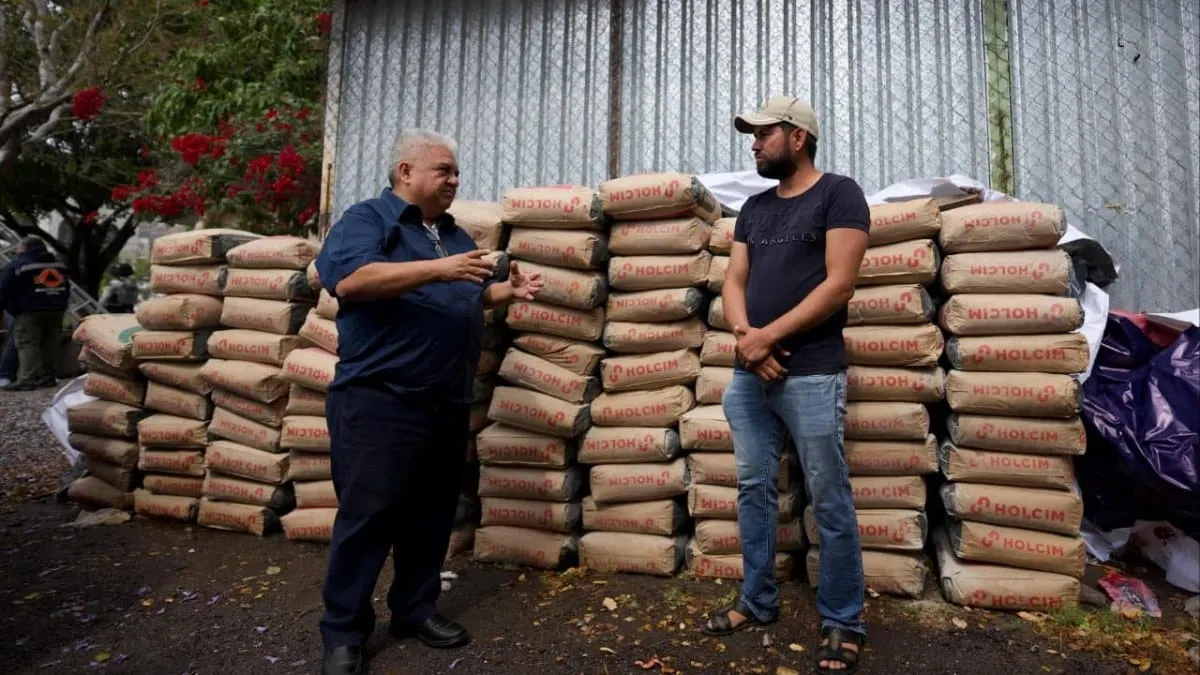 Entrega de materiales en la Sierra por Gustavo Alarcón; atiende demandas locales