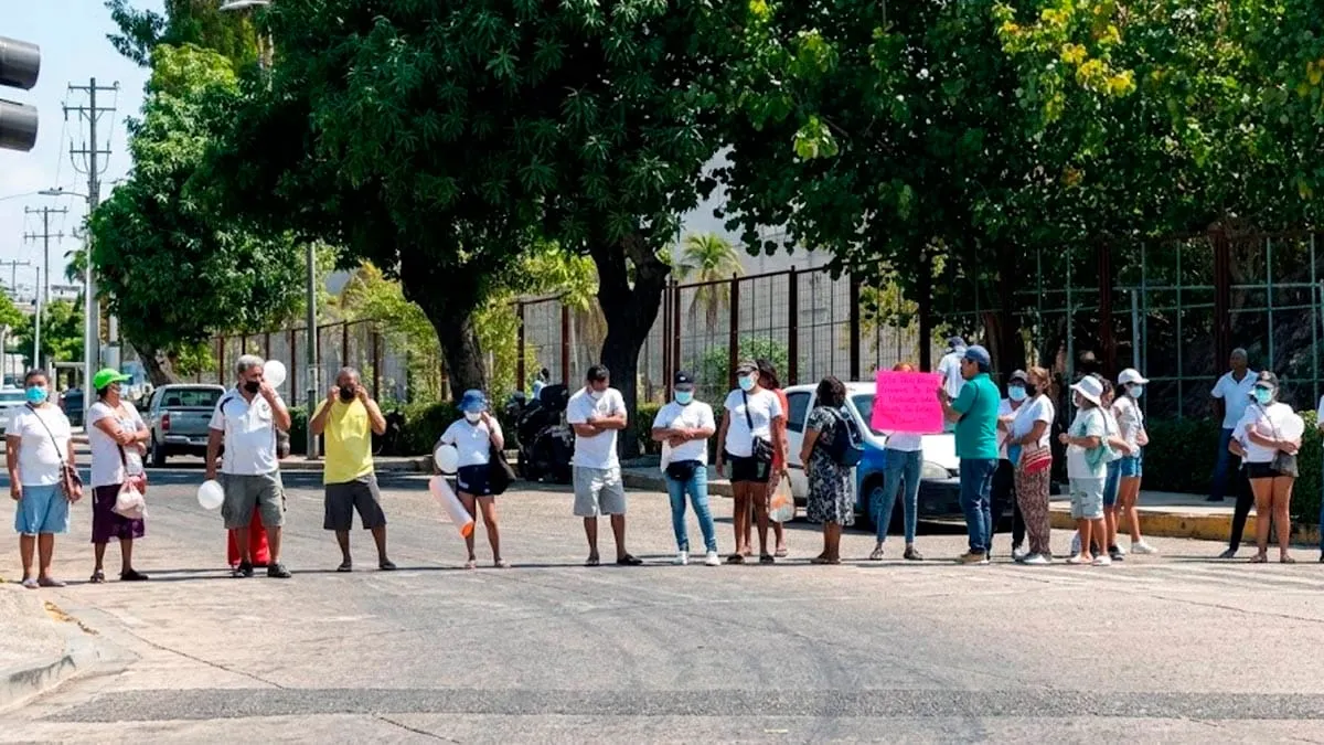 Cierran Costera de Acapulco para exigir justicia por familia asesinada en Vista Hermosa